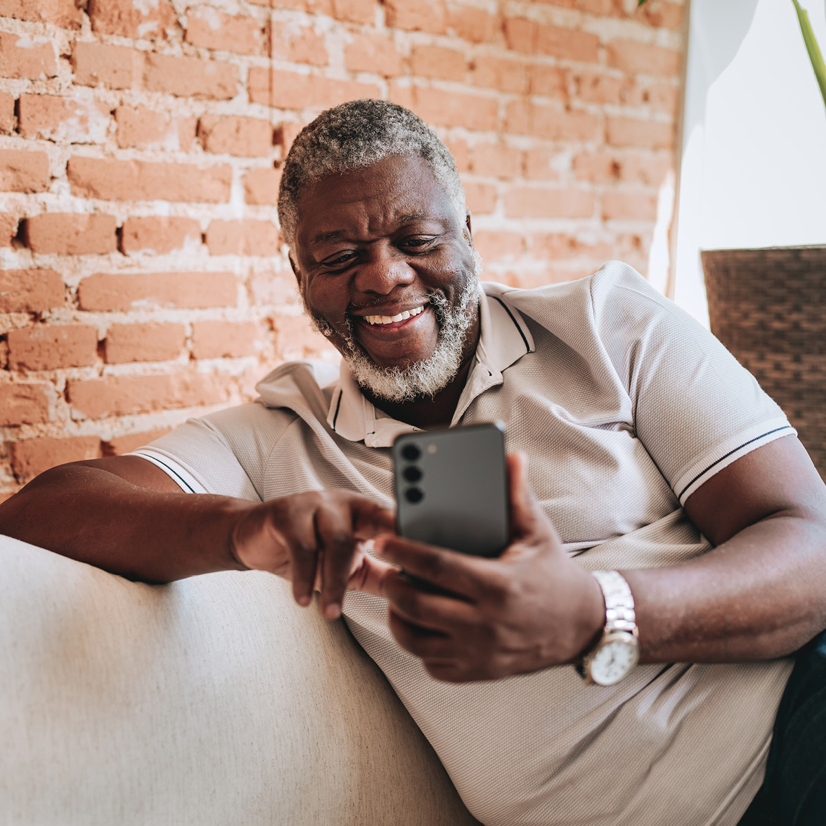 Portrait professionnel d'un homme d'affaires adulte tenant un livre, reflétant concentration et expertise dans un cadre professionnel.