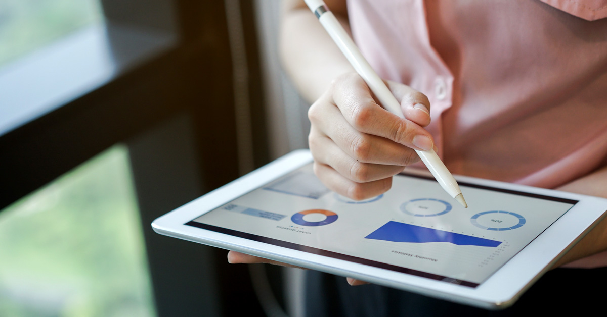 une personne utilisant une tablette