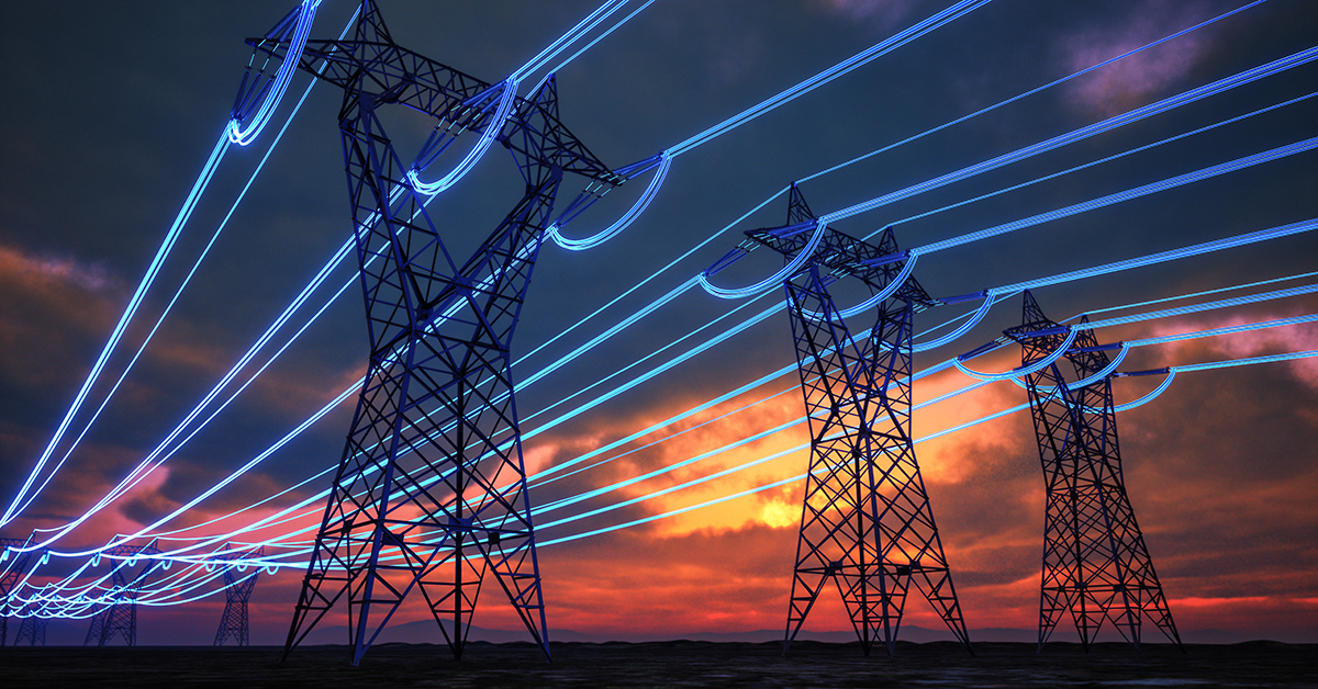 Trois tours parallèles de transmission d'énergie électrique à haute tension avec un coucher de soleil en arrière-plan. Des lignes d'énergie bleu vif se connectent de manière spectaculaire aux tours à l'arrière et à l'avant, soulignant visuellement la puissante transmission d'énergie.