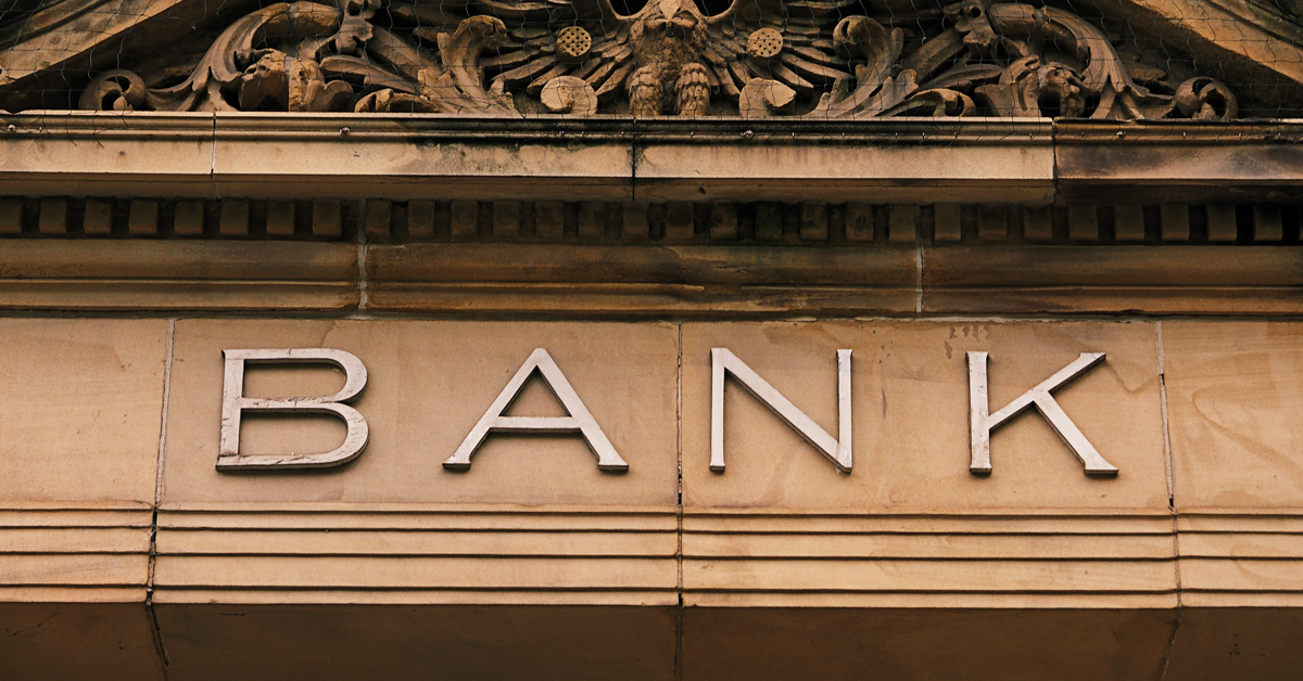 Banques régionales américaines : les perspectives pour 2024 s’améliorent grâce au changement de cap des taux et des frais de dépôt