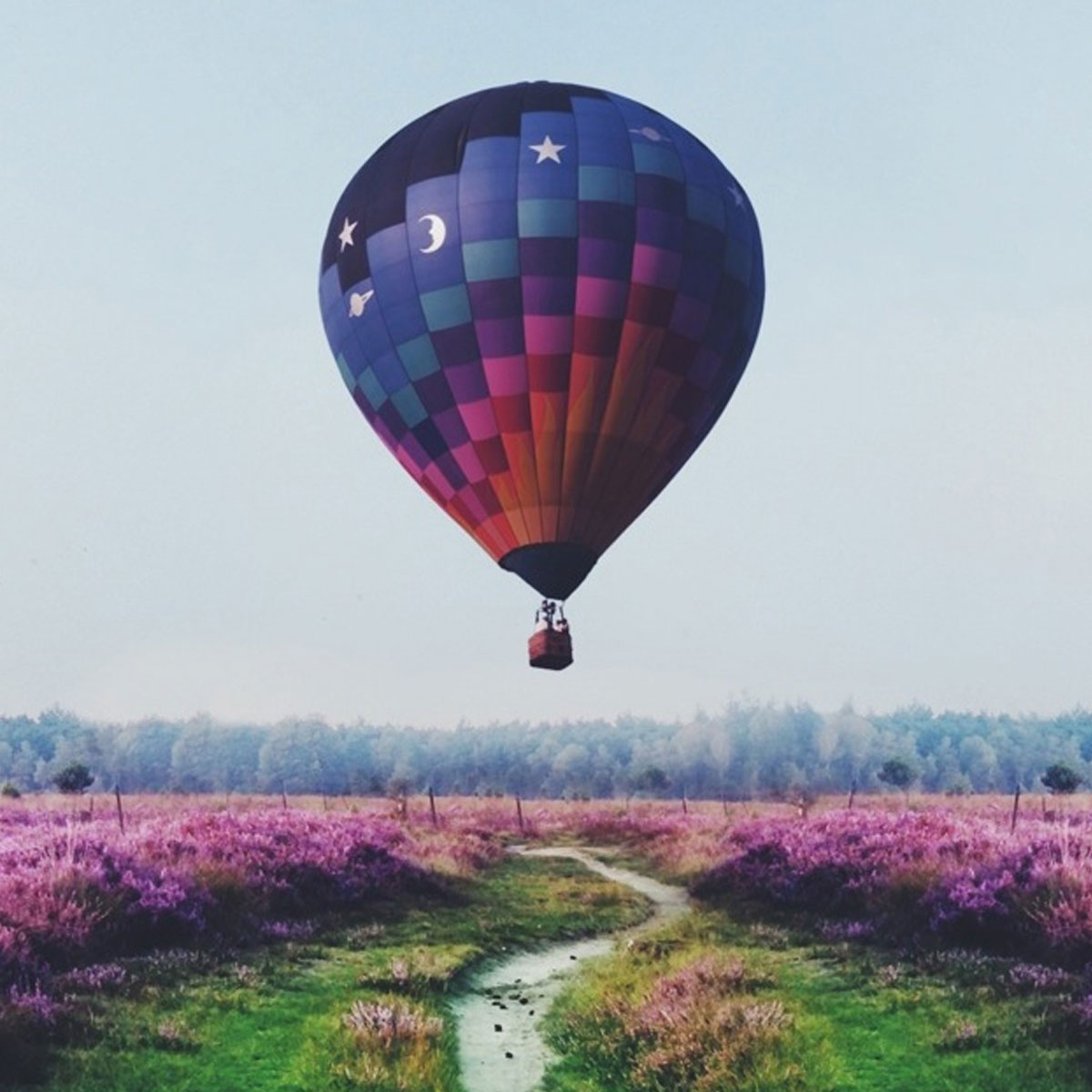 Le ballon à air chaud coloré entame son vol, s'élevant gracieusement dans l'immensité du ciel bleu.