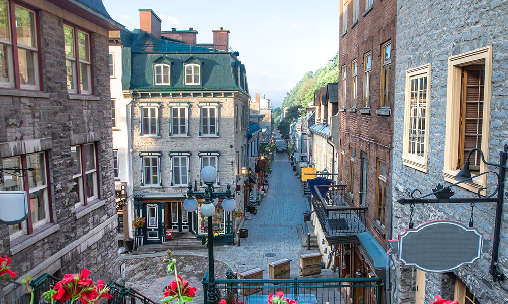 Cityscape photography depicts a borough neighbourhood’s urban landscape with a narrow funicular, patio, and downtown–uptown.