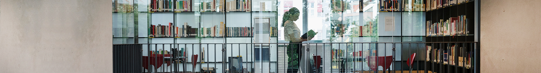 Dans le merveilleux édifice de la bibliothèque urbaine, des professionnels, hommes et femmes, consultent assidûment des livres pour des recherches liées au travail de bureau.