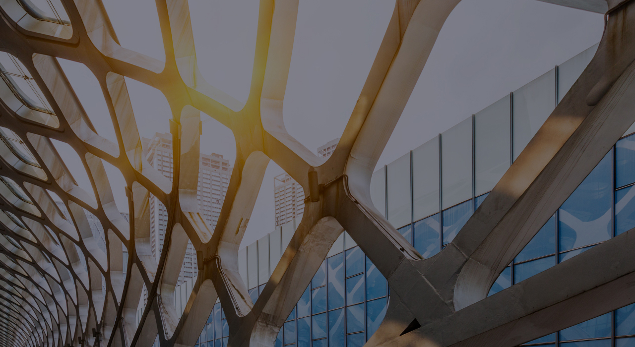 Un chef-d'œuvre architectural abstrait présentant des fenêtres en verre bleu sur une construction en acier métallique, dans un arrière-plan serein.