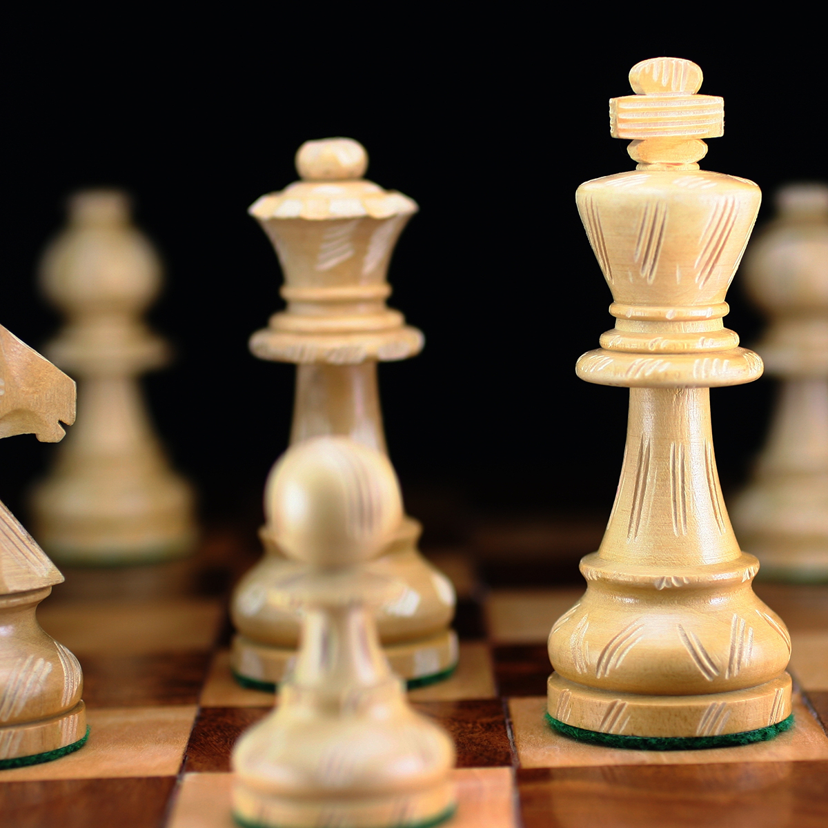 Photo de pièces d'échecs sur un échiquier.