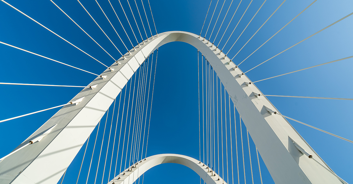 Dessin au trait de style architectural montrant un viaduc en arc, des ponts suspendus et des ponts de corde dans un paysage.