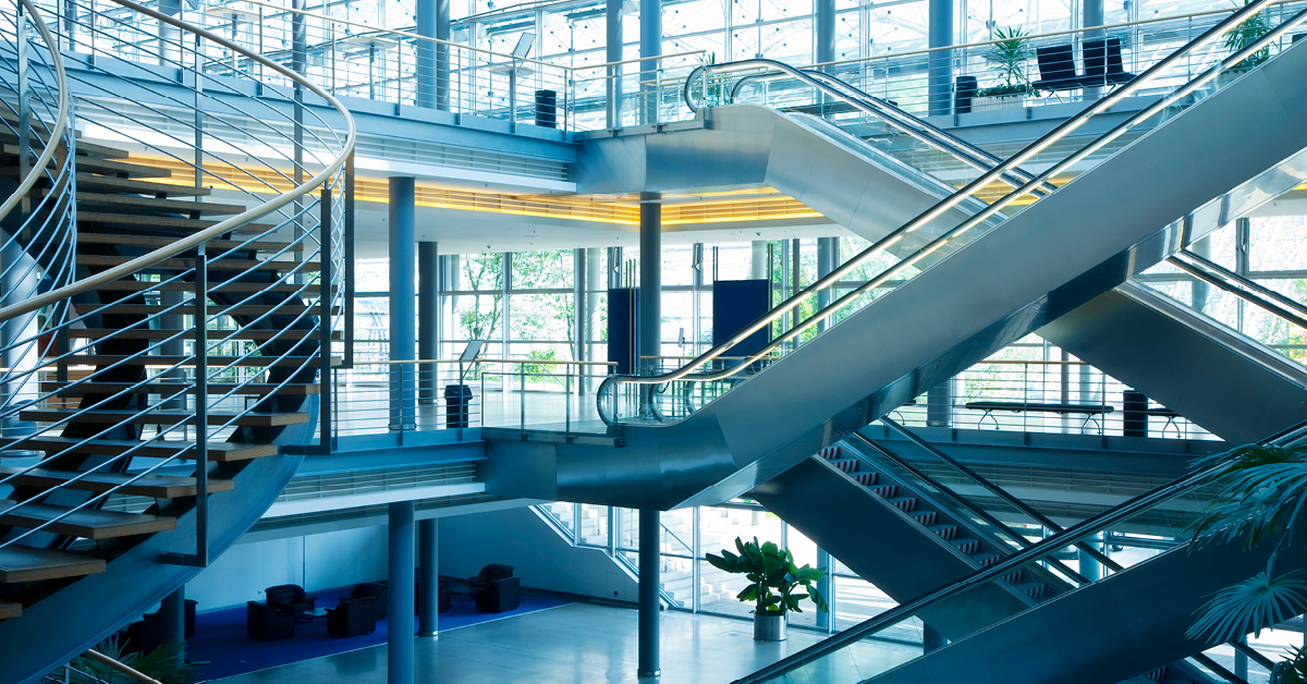 Un escalier à côté d’un escalator, symbolisant qu’il existe plusieurs chemins pour arriver au même objectif