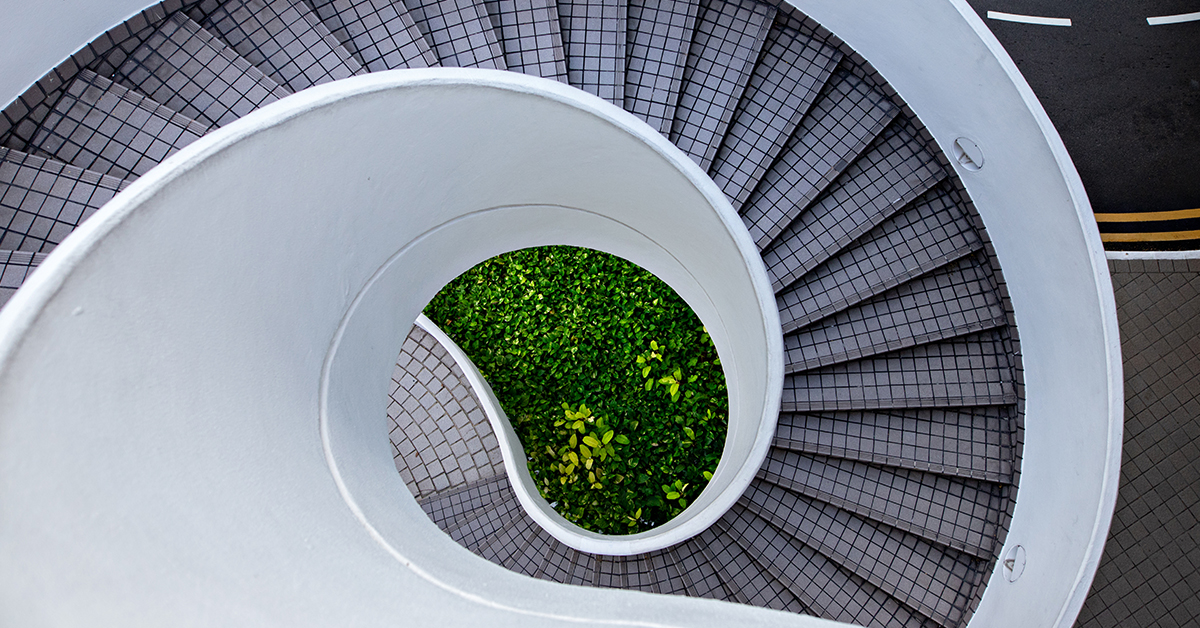 Vue de dessus d’un escalier en colimaçon aux lignes épurées et au style moderne
