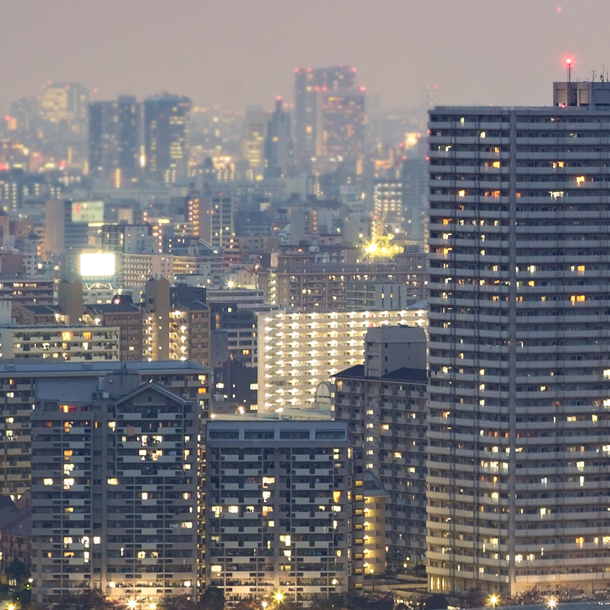 Un panorama urbain du centre-ville avec des gratte-ciels illumine l'architecture la nuit.