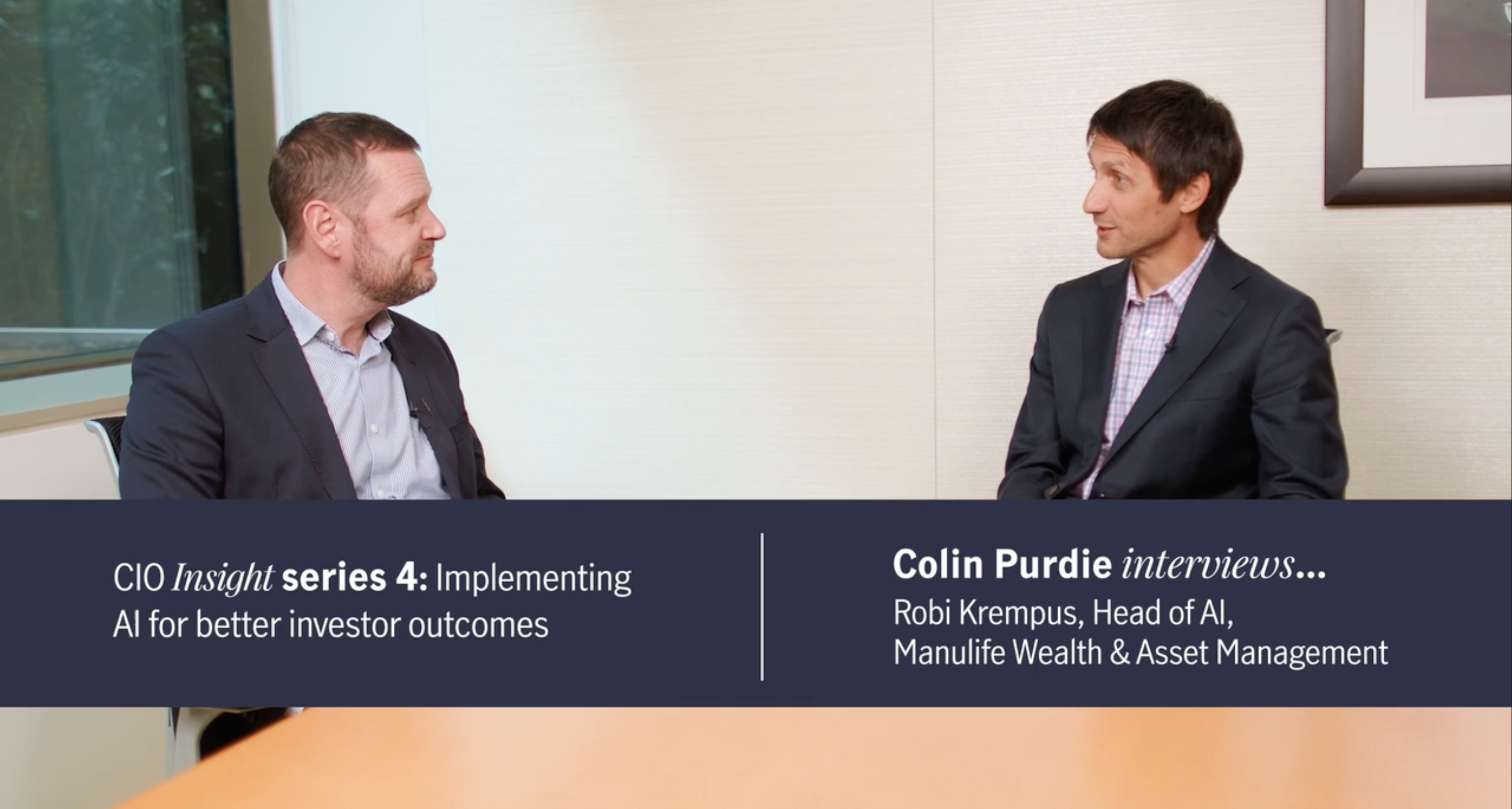 Un homme d'affaires concentré travaille sur un ordinateur portable dans un bureau moderne, incarnant professionnalisme et engagement.